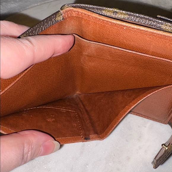 Excellent Condition-Authentic Louis Vuitton Elise Monogram Two Sided Snap Wallet - Picture 12 of 17